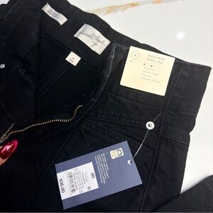 NWT Universal Thread Women's High Rise Jeans 4R- Black